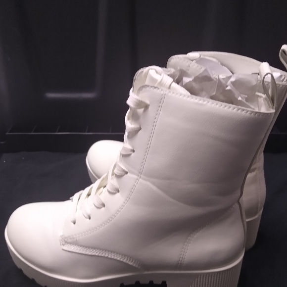 Boots - Picture 3 of 6